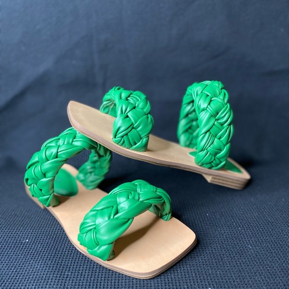 GUESS Raign Puffy Woven Flat Sandals. Size 5. Medium Green. - Picture 7 of 8